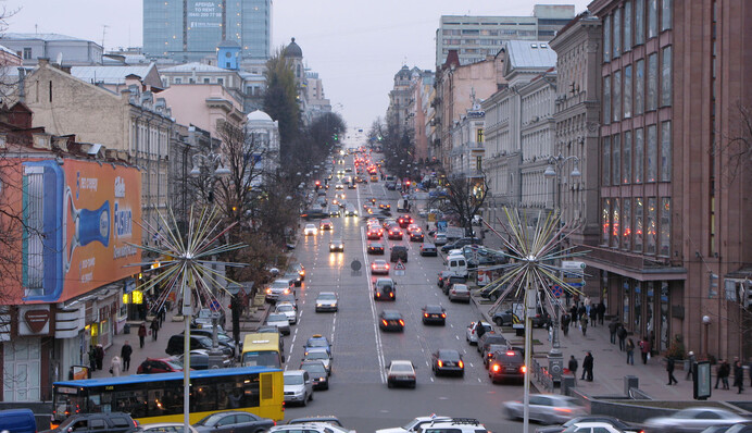 В центре Киева трое рабочих едва не задохнулись в канализационном колодце: видео