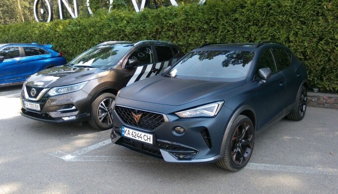 Яскравий дизайн і фірмове забарвлення: в Україні засікли перший кросовер нового бренду, фото