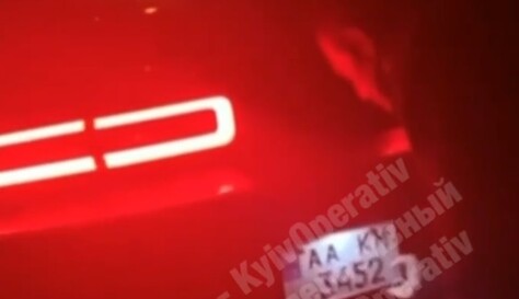 В Киеве обнаженный мужчина за рулем приставал к женщинам - едва не устроили самосуд: видео