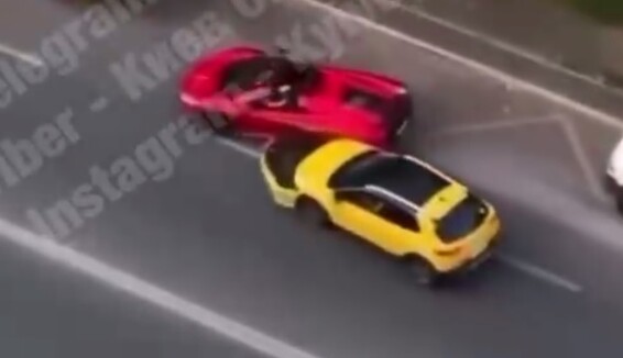 У Києві водій McLaren потрапив в аварію: момент 