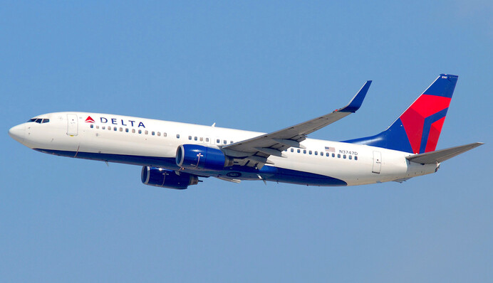 Летел на одном двигателе: самолет из Минска совершил экстренную посадку в Москве