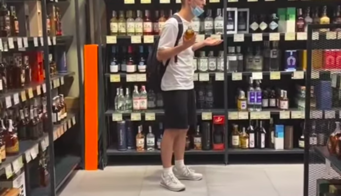 Тікток головного мозку: в Києві хлопець заради відео хайпанув в магазині на велику суму