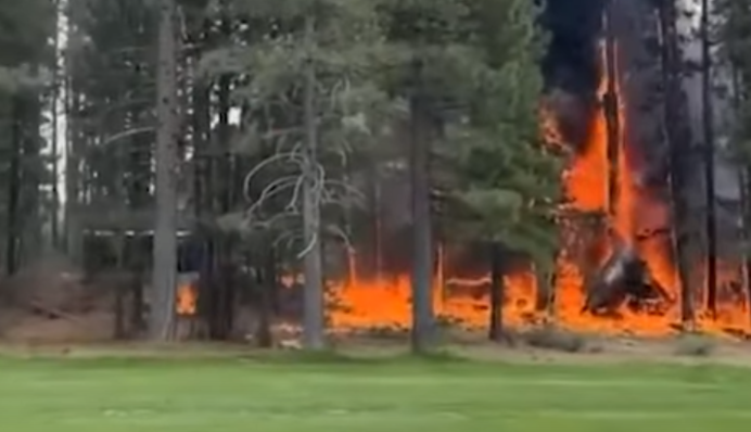 ​В США разбился частный самолет: огонь полыхал на десятки метров, видео
