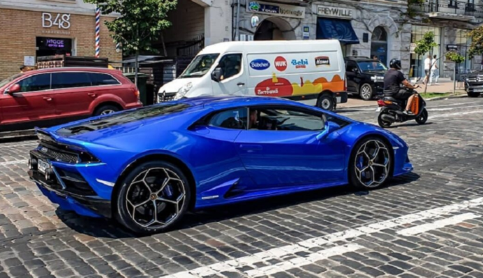 В Киеве засветился новый Lamborghini необычного цвета - разгоняется до 325 км/ч: фото