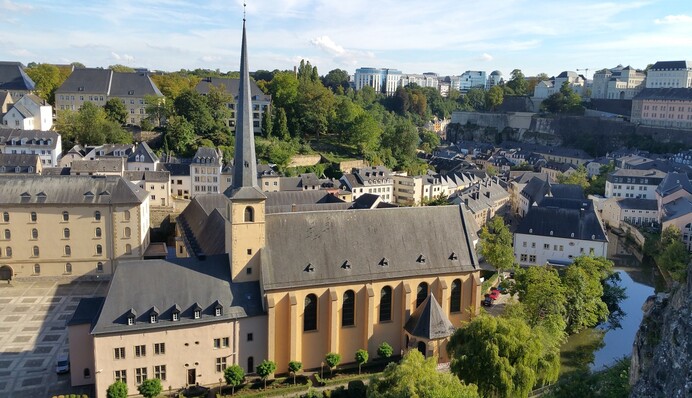 Самая богатая страна Европы открыла границы для туристов из Украины: что нужно знать