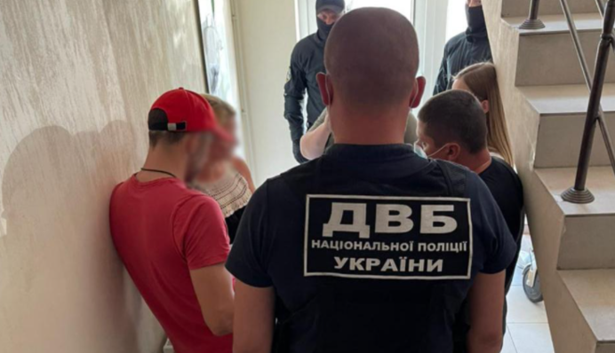 Погрожували, залякували і спалювали: в Харкові знешкодили банду вимагачів