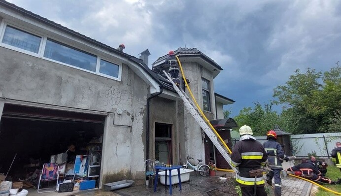 ​Крушение самолета на Прикарпатье, где погибли четыре человека, попало на видео