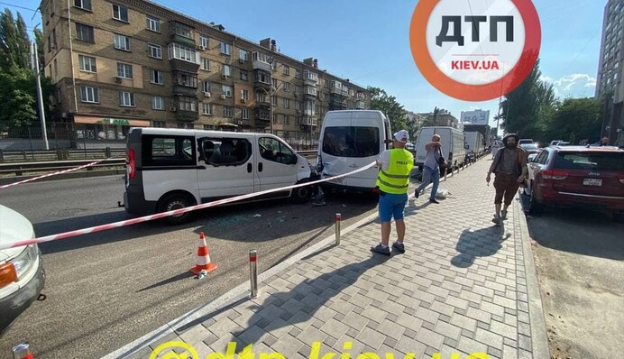 ​Стало плохо за рулем: в Киеве произошло серьезное ДТП, фото и видео