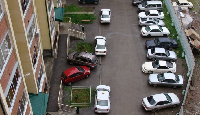 Плата за паркування в київських дворах відкладається: в чому заковика