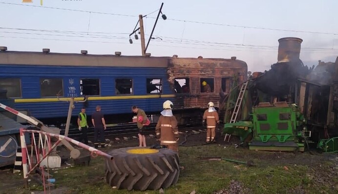 ​В Полтавской области поезд протаранил фуру: какие рейсы и на сколько опаздывают (обновлено)