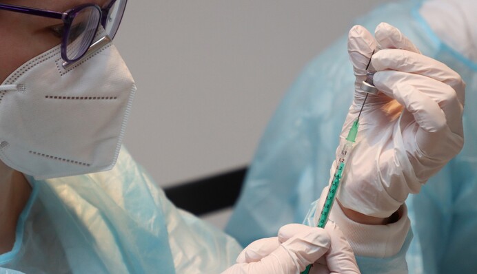 Якщо не йдеш на вакцинацію, то вона йде до тебе: у Кропивницькому пішли на несподіваний експеримент