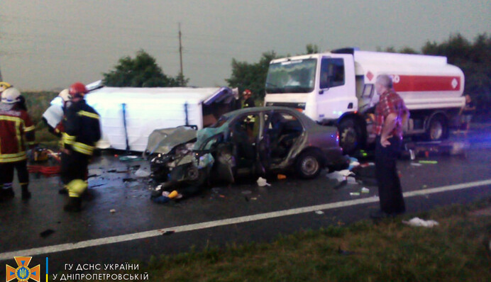 Під Дніпром сталася масштабна ДТП: є загиблі і поранені