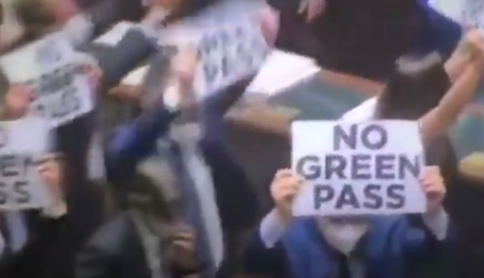 В Італії депутат влаштував дебош проти карантину: відео