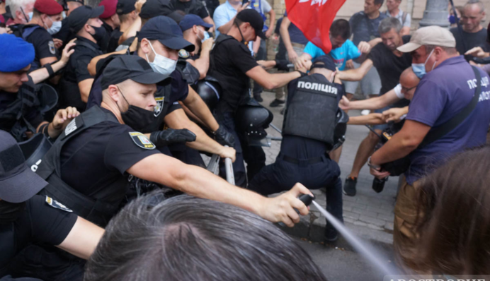 На Банковій сталося нове зіткнення противників ЛГБТ-акції з копами: фото