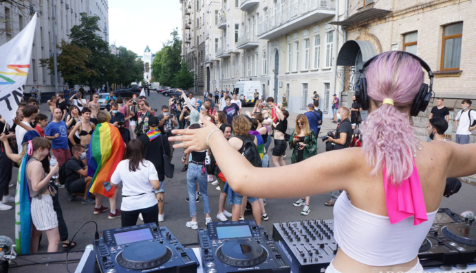 Незважаючи на всі протести: під будівлею ОПУ проходить акція на підтримку ЛГБТ, фото