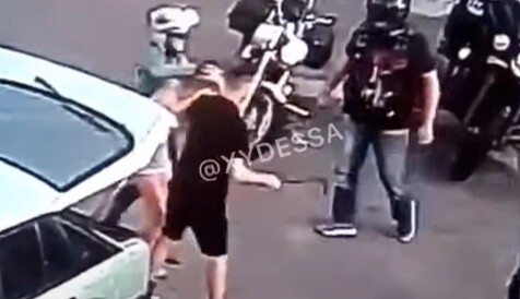 У Черкасах байкери по-звірячому побили хлопця з дівчиною і розгромили авто: фото і відео