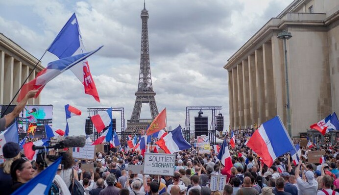У Парижі тисячі людей вийшли на 