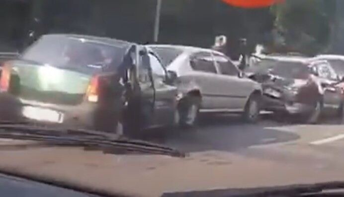 Під Києвом зіткнулися п'ять авто: виник масштабний затор, відео