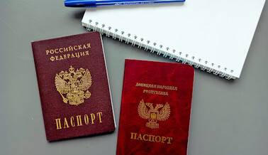 Які сигнали посилає Путін, роздаючи російські паспорти жителям Донбасу