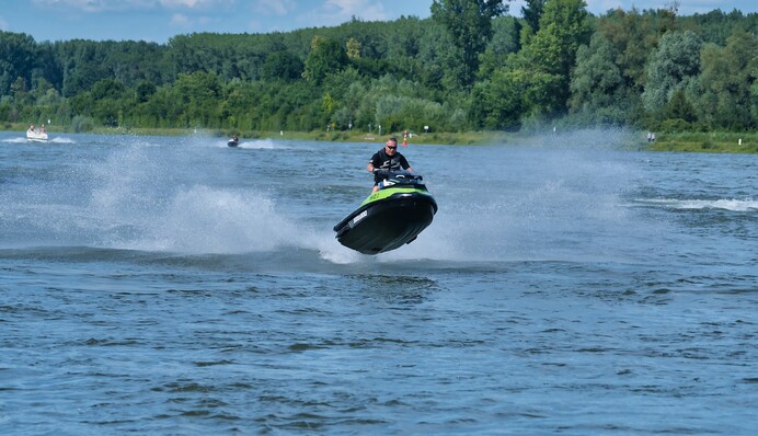 С пляжа - в больницу: в курортной Кирилловке произошла авария на воде