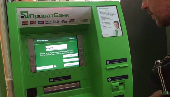 Деньги списали, а наличные не выдали: клиенты ПриватБанка жалуются на работу банкоматов