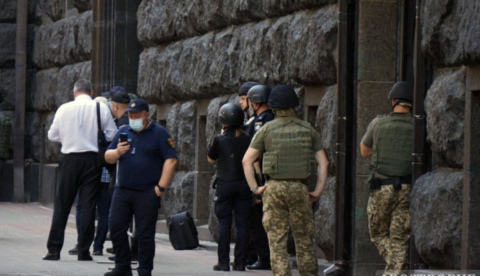 Я живым не уйду: эксклюзивные фото из-под Кабмина, где ветеран угрожает взорвать гранату