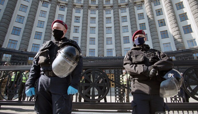 Погрожує всіх підірвати: що відбувається в урядовому кварталі