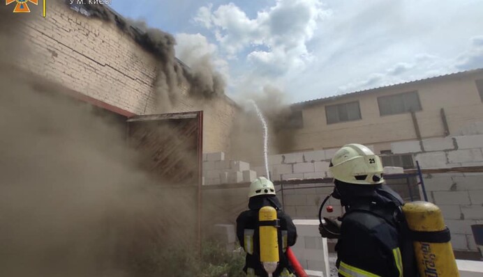 Куреневка в дыму: в Киеве бушует масштабный пожар