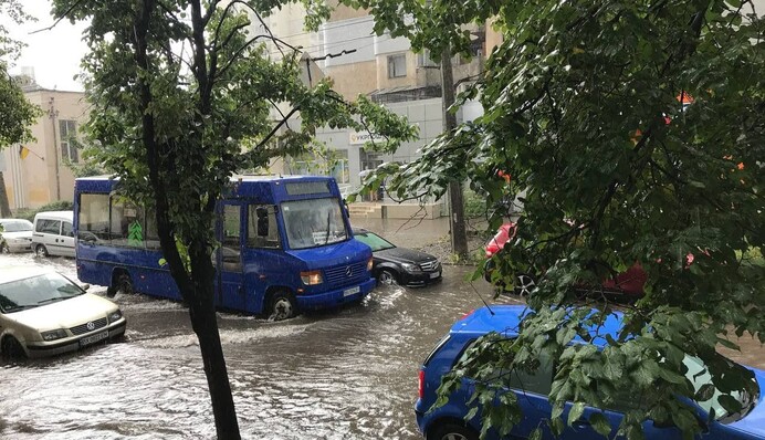 На Хмельницкий обрушился мощный ливень с градом: город 