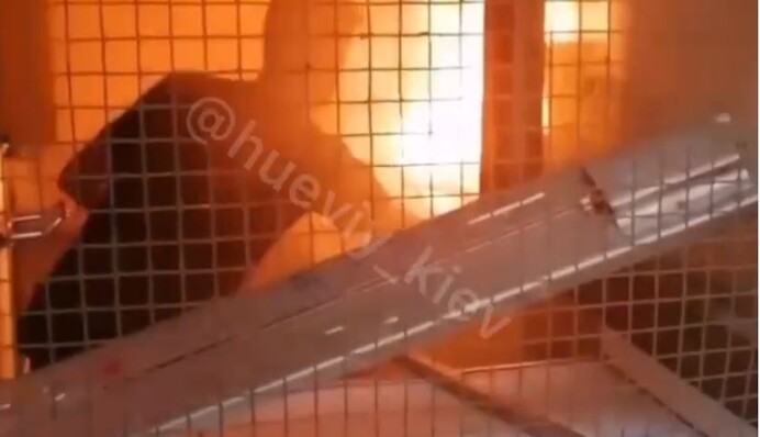 У центрі Києва загорілося кафе: відео