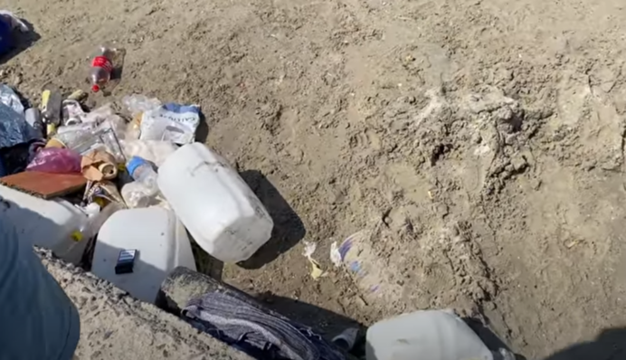 Сміття закопали в пісок: в Одесі знайшли 