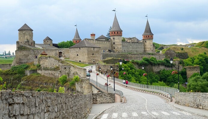 Сорванные крыши и поваленные деревья: исторический город на западе Украины накрыл мощный ураган