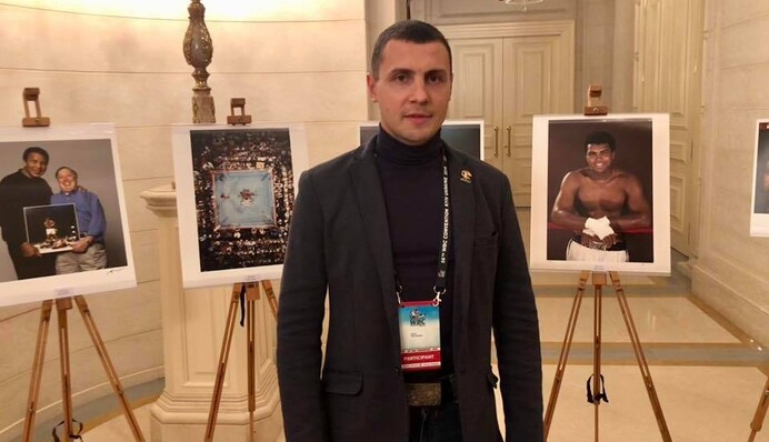 Депутатам на заметку: чемпион мира по боксу показал обаятельной ведущей несколько приемов