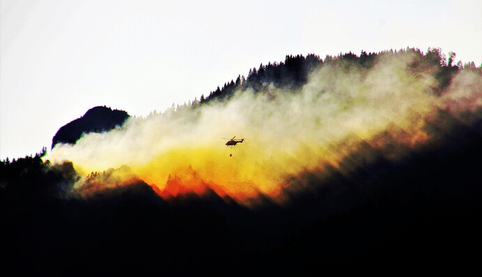 Все вышло из-под контроля: огонь продолжает сжигать Грецию, в больницах десятки пожарных