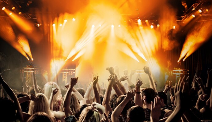 Ходить на вечеринки и получать деньги: на Ибице открыли интригующую вакансию