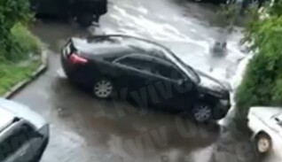 Купив права? У Києві водій дві хвилини не міг розгорнути авто у дворі, відео