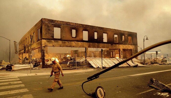Лесные пожары в Калифорнии полностью уничтожили город: фото и видео