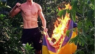 У Маріуполі хлопець підпалив прапор України і вибачився за вчинок: фото і відео