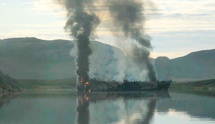 На российском траулере вспыхнул мощный пожар со взрывами: фото