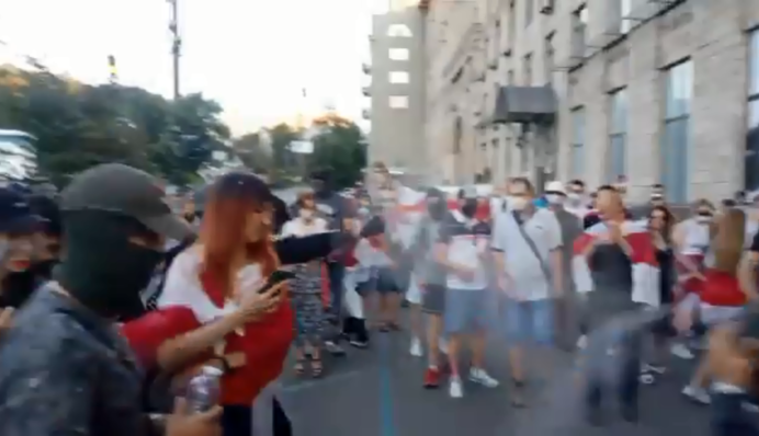 В Киеве на марше солидарности с белорусами возникла драка: видео