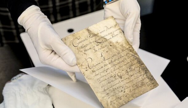 В Украину впервые привезли оригинал Конституции Пилипа Орлика: чем она знаменита и где покажут