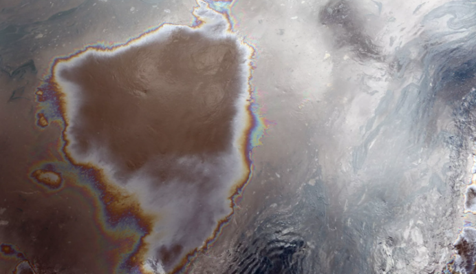Пятно нефти в Черном море оказалось в 400 тысяч раз больше: фото из космоса