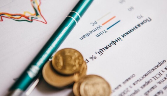 Украинцы активно сжигают свои накопления: куда уходят деньги