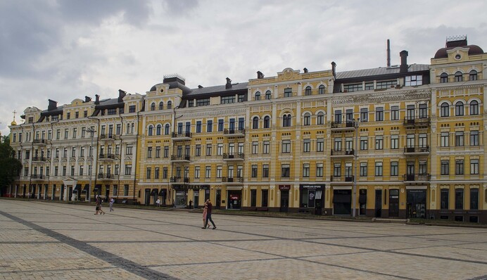 Велике прибирання: в Києві відома співачка відмиває площу після скандальних зйомок