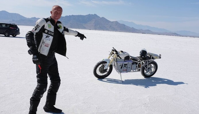 Украинский гонщик установил новый рекорд скорости на электрическом мотоцикле: фото и видео