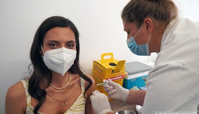 ​Нужно ли вакцинировать переболевших коронавирусом: эпидемиолог дал неожиданный ответ