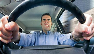 Бутылочный бой в Киеве: водители не поделили дорогу и устроили разборки, видео