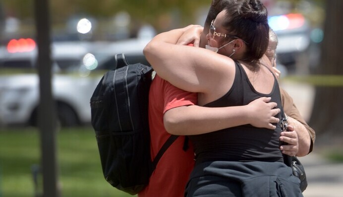 Поругались во время перемены: в США подросток открыл стрельбу в школе, фото и видео