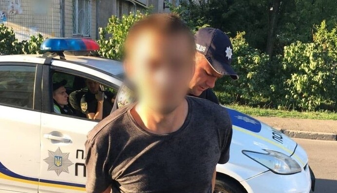 Напоили и ограбили: в Киеве задержаны молодчики, отнявшие у собутыльника мобильный