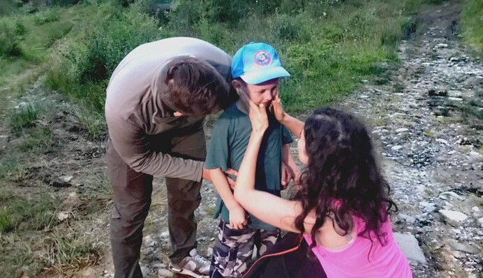 Пошуки 6-річної дитини на Говерлі: як батьки зустрілися з 6-річним сином, зворушливі фото і відео